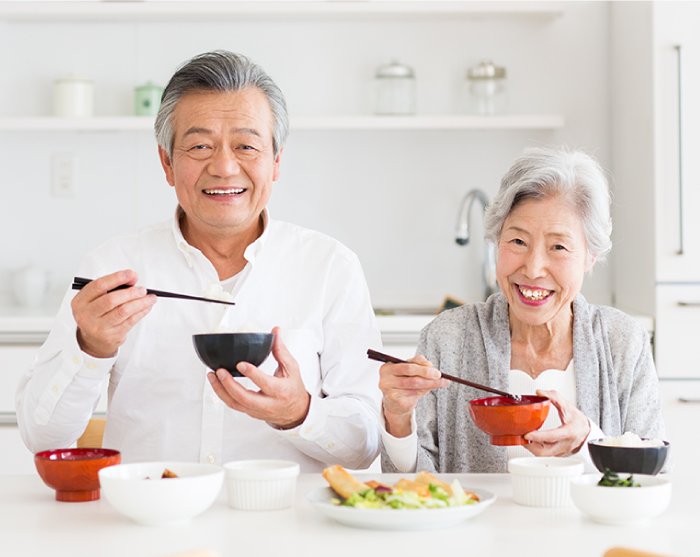 食事をする老夫婦